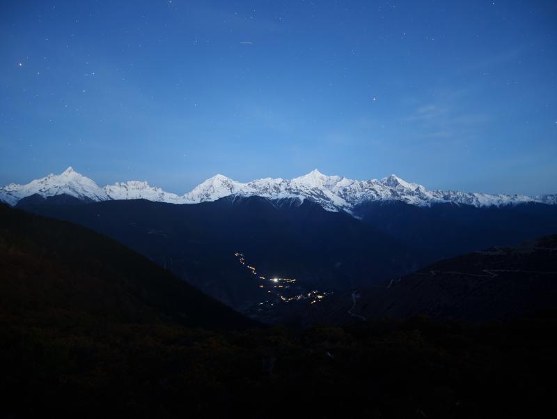 梅里雪山破晓星空